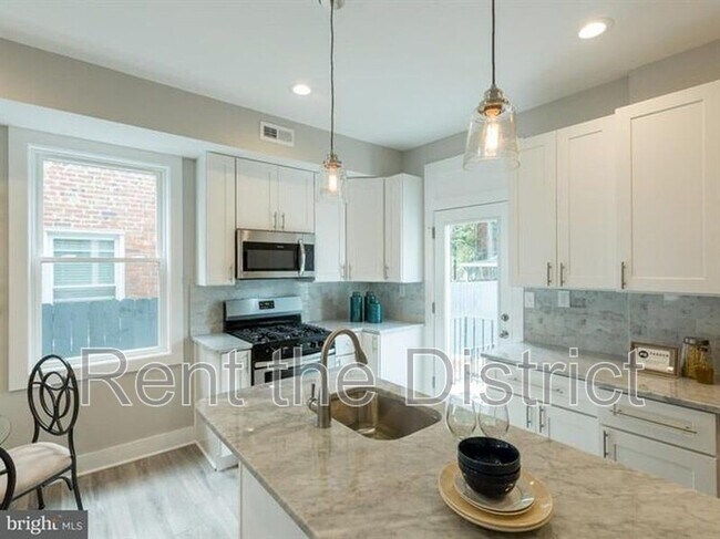 Building Photo - 604 Roxboro Pl NW