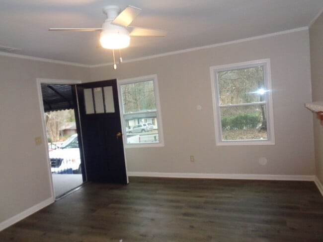 Building Photo - 2 Bdroom 1 Bath Home