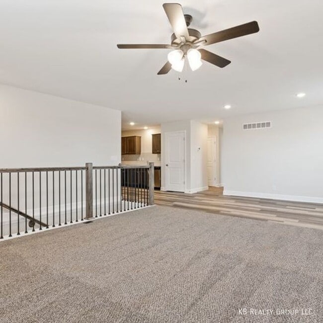 Building Photo - Newer 4 Bed Ranch Style Duplex with Finish...