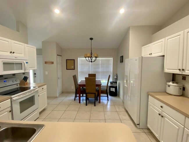 Building Photo - 1094 Raintree Ln