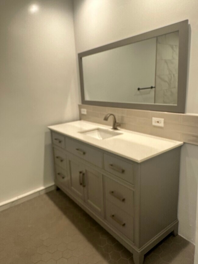 Lavabo - 12642 Martha St