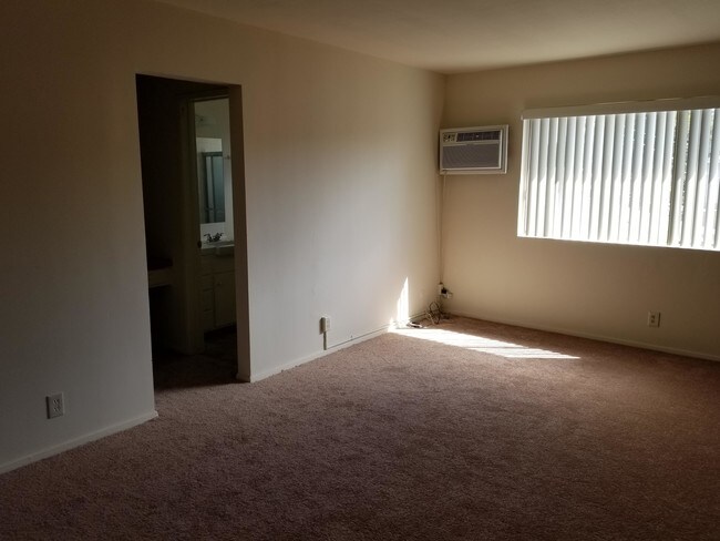 Foto del edificio - 6850 Woodley Ave