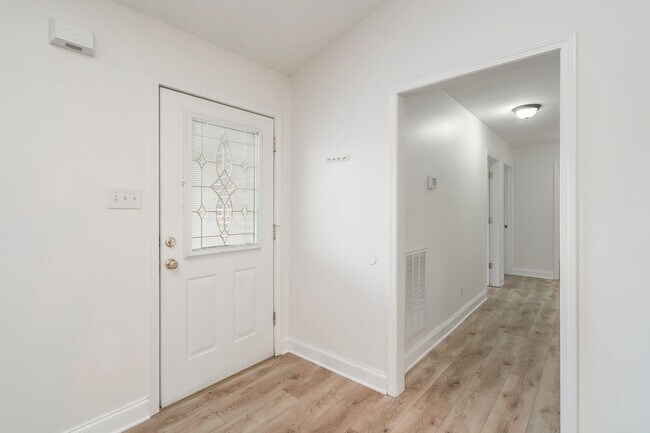 Building Photo - 4 bedrooms! 3 baths! Incredible location! ...