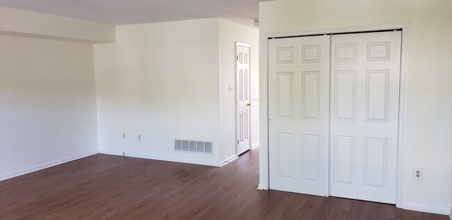 Foto del edificio - 752 Springfield Ct