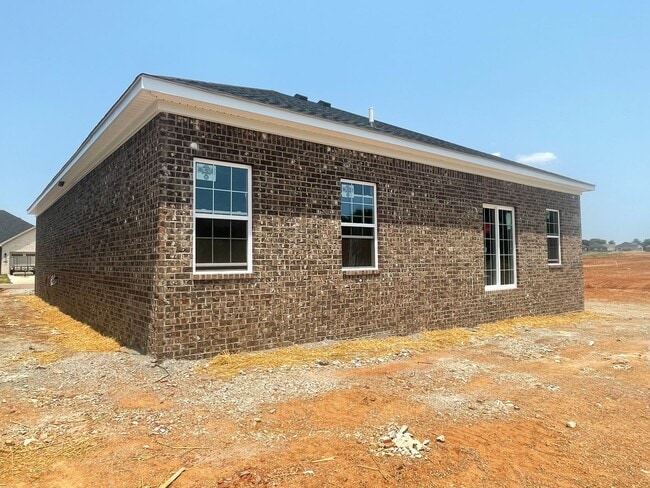 Building Photo - HALF OFF ONE MONTH AT 1213 SHALLOWFORD ST!