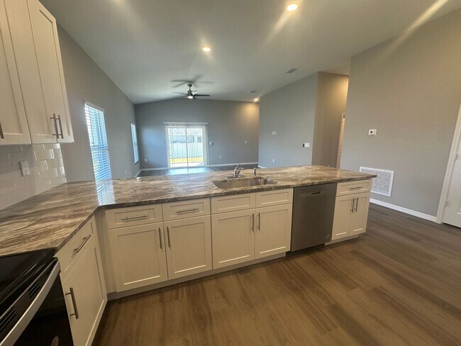 Foto del edificio - AVAILABLE MID APRIL- 4 Bedroom 2 bathroom 3 Car Garage NE Cape Coral Home with Screened Lania