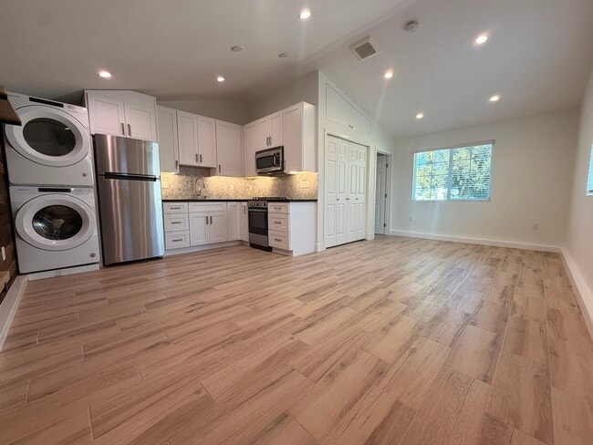 Building Photo - 7539 Royer Ave