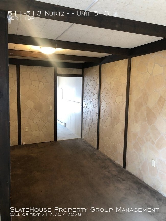 Building Photo - THREE BEDROOM/ONE BATH TWIN
