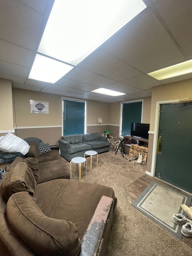 Building Photo - Comfortable and low-maintenance 3 bedroom ...