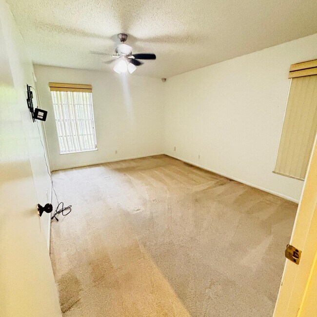 Foto del edificio - 386 Bennington Ln