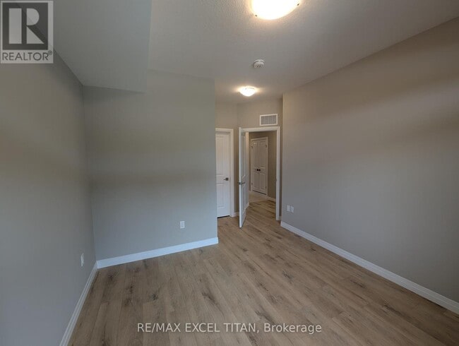 Building Photo - 74 THATCHER Dr