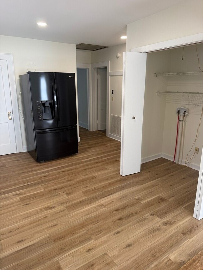 Foto del edificio - 823 Bristol Dr