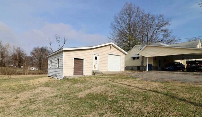 Garage - 615 Mulberry St