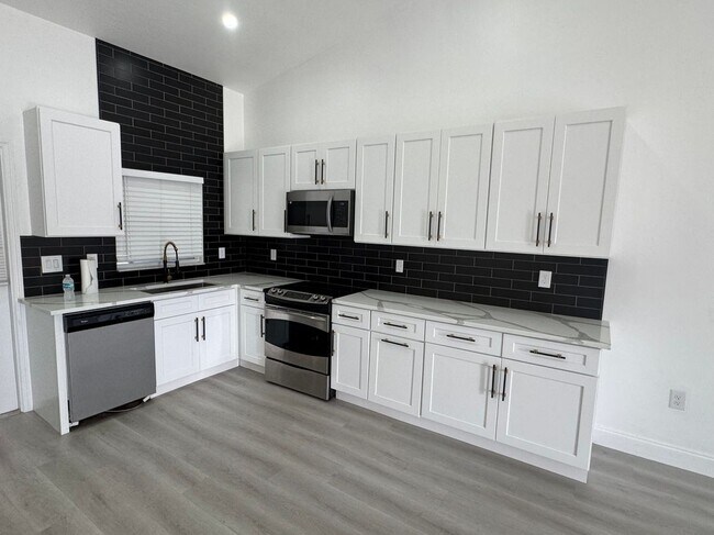 Foto del edificio - 7296 Pebble Beach Rd