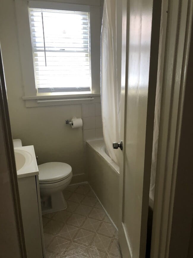 Bathroom - 10117 Braddock Dr