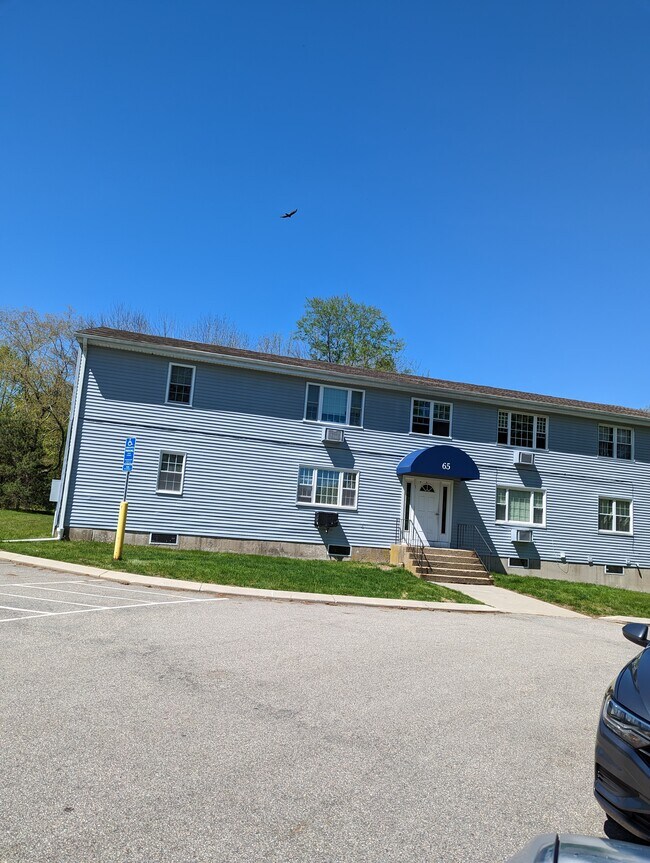 Foto del edificio - 65 Horse Pond Rd