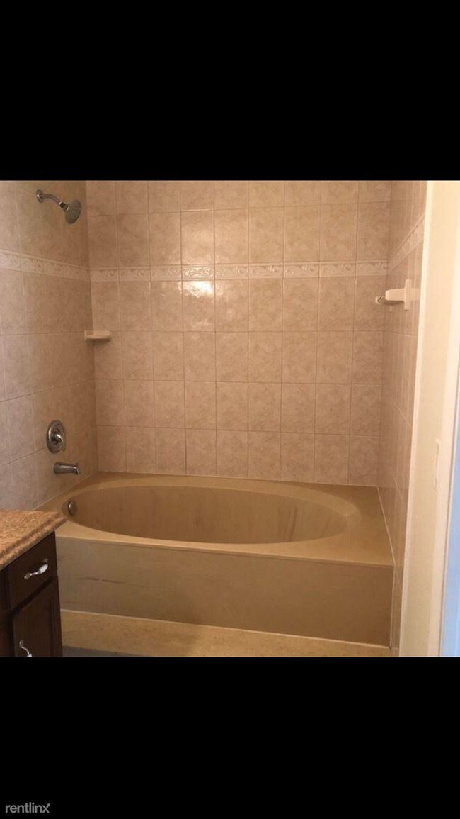 Building Photo - 1 br, 1 bath  - 631 Executive Center Dr