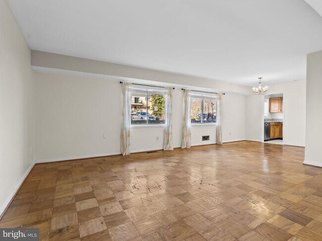 Foto del edificio - 10613 Montrose Ave