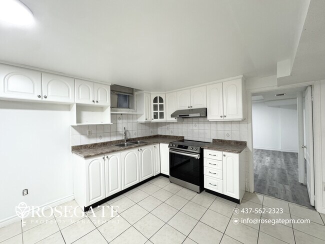 Photo du bâtiment - Spacious 2-Bedroom Basement Apartment with...