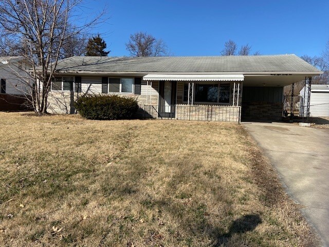 Primary Photo - Spacious Home with Fully Fenced Back Yard