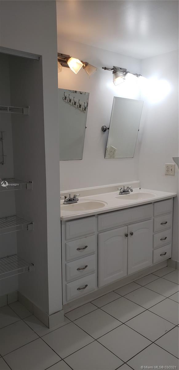 Foto del edificio - 6180 Pine Tree Ln