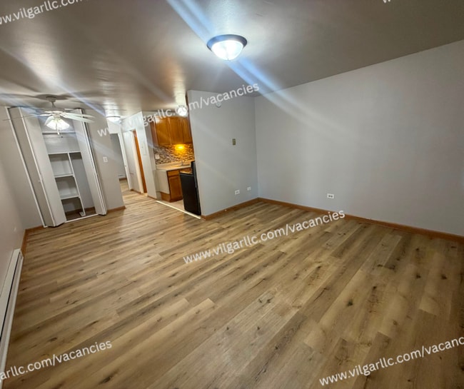 Foto del edificio - 8841 Schneider Ave