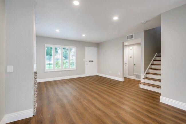 Building Photo - A 3 Bedroom, 2.5 Bathroom Condomunium at t...
