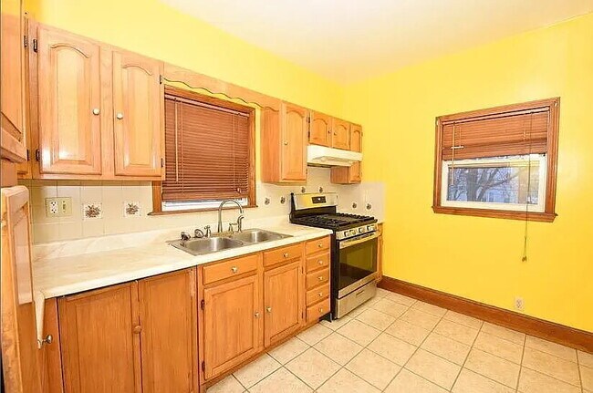 Foto del edificio - Apartment Available for Rent in Dorchester, MA