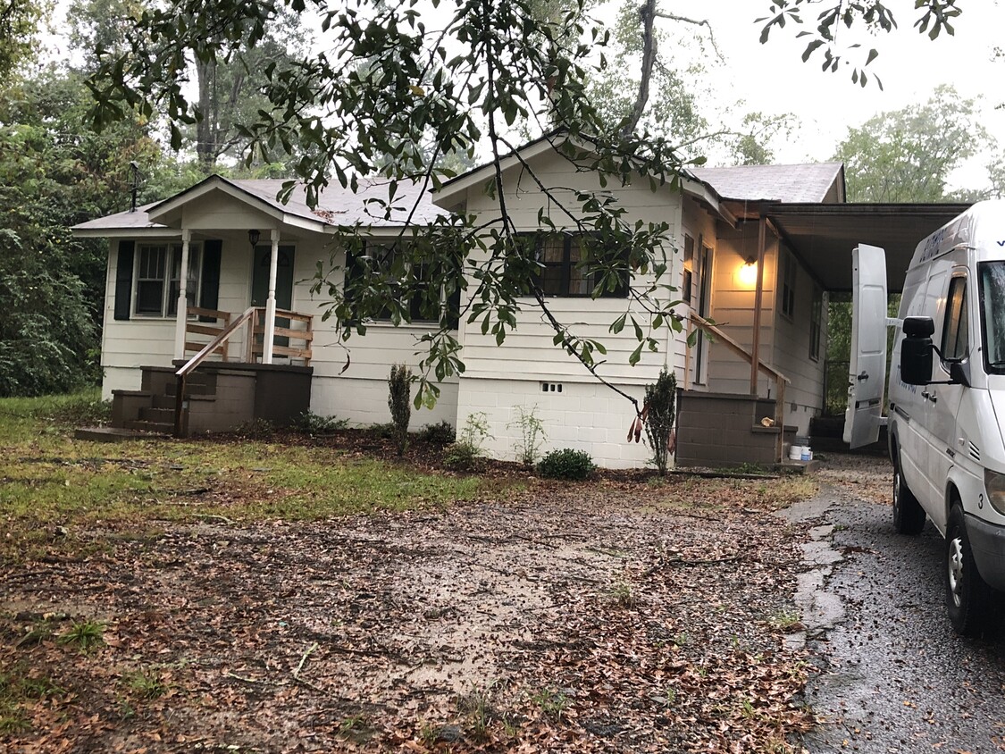 Cute bungalow on a double lot. - 1275 Perry Dr