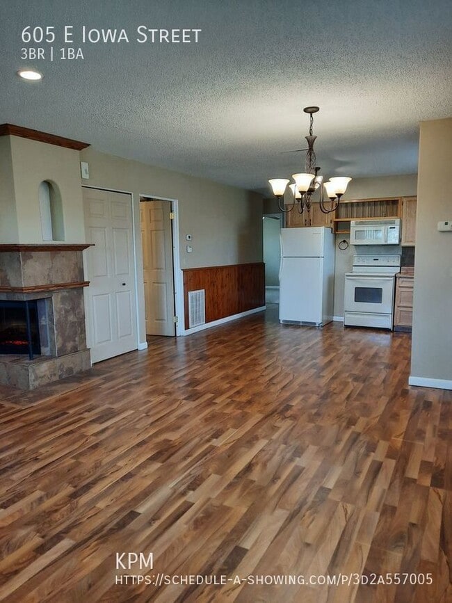Building Photo - * PENDING APPLICATION * 3 BED | 1 BATH | S...