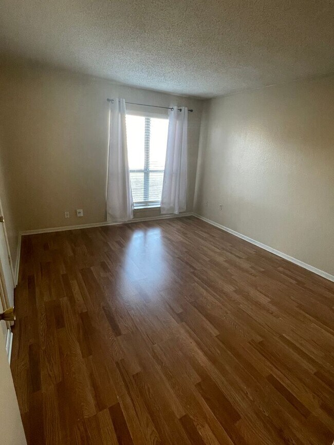 Building Photo - 1BD/1BA Condo located on the Germantown/Me...