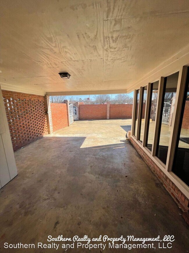 Building Photo - 3 br, 2 bath House - 2915 Canterbury Court