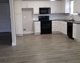 Building Photo - 504 SE Oak Ridge Dr