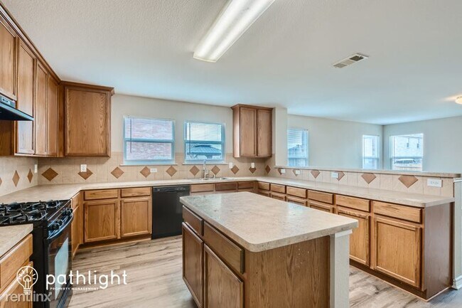 Foto del edificio - 5 br, 3 bath House - 3005 Helen Lane UNIT