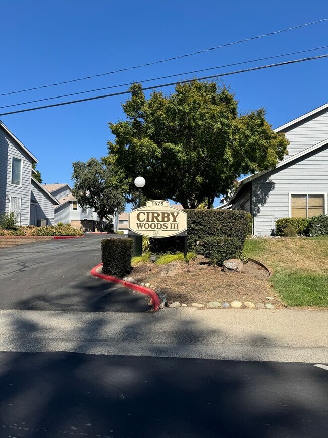 Foto del edificio - Nicely updated condo in Cirby Woods III