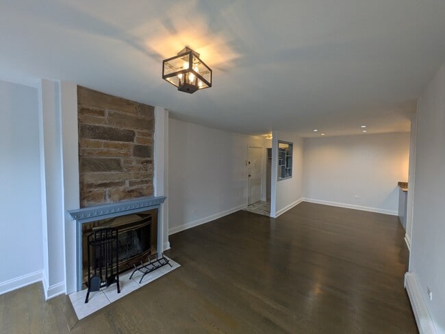 Foto del edificio - Spacious 3BR / 2BA Condo in Buffalo Grove private balcony, fireplace - Rent includes Heat,  Water...