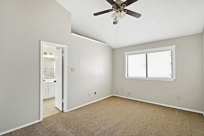 Foto del edificio - Lovely and Well maintained 2 bedroom & 2.5...