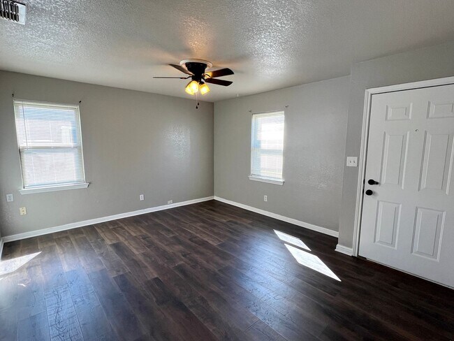 Foto del edificio - FOR LEASE! 3 Bedrooms, 1.5 Baths, 1 Car Garage with a HUGE Backyard