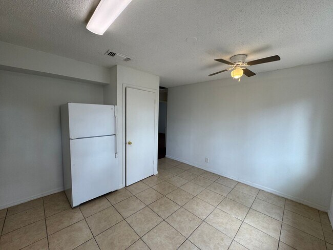 Building Photo - A Sun-Kissed Haven: 3-Bedroom Home with Room to Roam in Deltona!