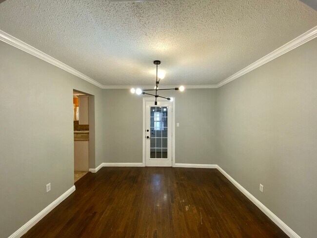 Building Photo - Three Bedroom Pre-Lease in Tech Terrace! F...