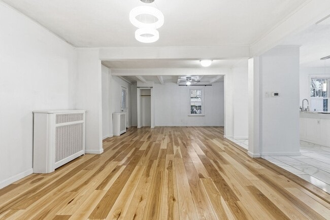 Building Photo - 16 Floyd St