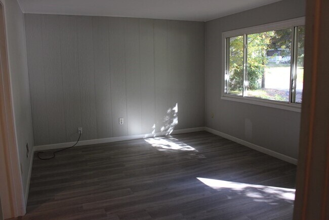 Building Photo - 56 Crestwood Dr