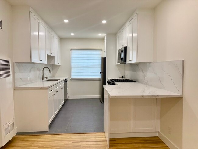 Foto del edificio - 3563 1/2 Keystone Ave