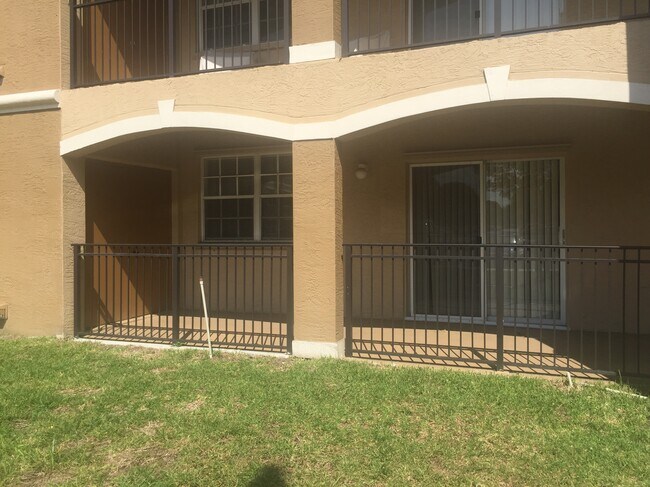 PORCHE CERRADO - 201 SW 116th Ave