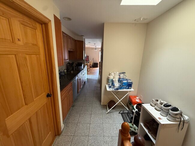 Building Photo - 10 Moreland St