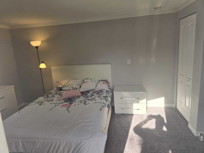 Building Photo - Beautiful remodeled Studio/efficiency room...
