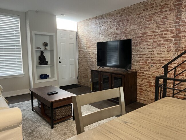 Entryway into the home - 1733 Sepviva St