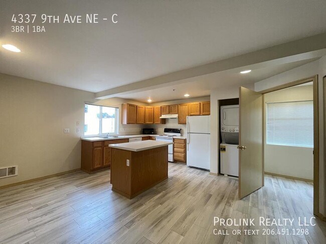 Building Photo - 4337 9th Ave NE