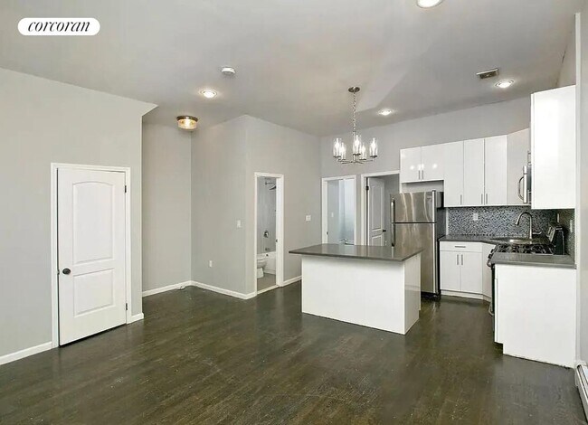 Foto del edificio - 1296 Putnam Ave
