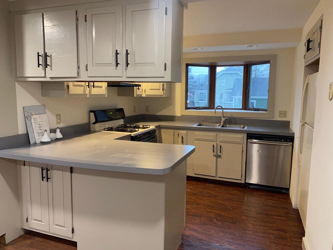 194 Mechanic St Unit Apt 1, Lebanon, NH 03766 Room for Rent in